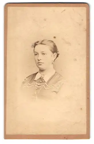 Fotografie M. L. Winter, Prag, Junge Dame mit Kragenbrosche