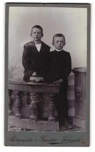 Fotografie Gustav Schmidt, Ort unbekannt, Zwei Jungen in modischer Kleidung