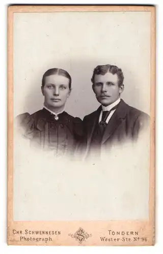Fotografie Chr. Schwennesen, Tondern, Wester-Str. 96, Junges Paar in eleganter Kleidung
