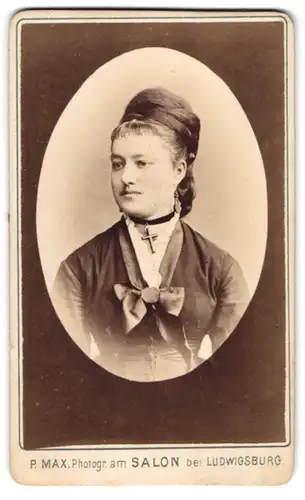 Fotografie P. Max, Ludwigsburg, Junge Dame mit Hochsteckfrisur und Kreuzkette