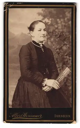 Fotografie Albert Winsauer, Dornbirn, Eisengasse 9, Junge Dame im Kleid mit Kreuzkette und Fächer