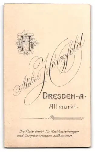 Fotografie Hermann Herzfeld, Dresden-A., Altmarkt, Junge Dame in modischer Kleidung