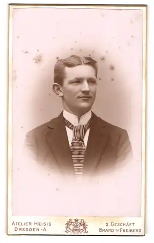 Fotografie A. R. Heisig, Dresden-A., Terrassenufer 30, Junger Herr im Anzug mit Krawatte