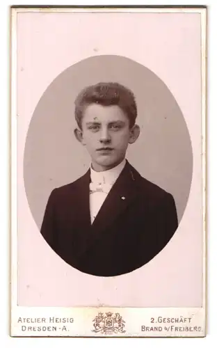 Fotografie A. Robert Heisig, Dresden-A., Terrassenufer 30, Junger Herr im Anzug mit Fliege