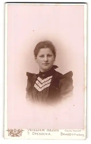 Fotografie A. Robert Heisig, Dresden-A., Terrassenufer 30, Junge Dame mit zurückgebundenem Haar