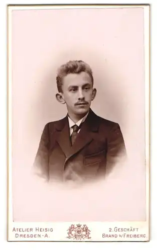 Fotografie A. Robert Heisig, Dresden-A., Terrassenufer 30, Junger Herr im Anzug mit Oberlippenbart