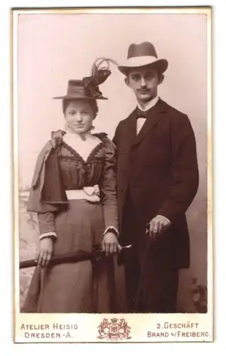 Fotografie A. R. Heisig, Dresden-A., Terrassenufer 30, Junges Paar in modischer Kleidung
