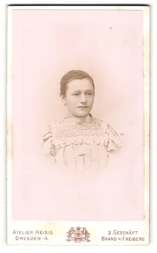 Fotografie A. R. Heisig, Dresden-A., Terrassenufer 30, Jugne Dame mit zurückgebundenem Haar