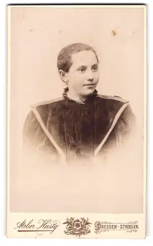 Fotografie A. R. Heisig, Dresden-Striesen, Wartburgstr. 10, Junge Dame mit zurückgebundenem Haar