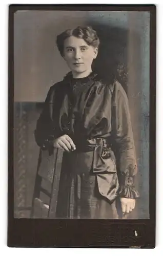 Fotografie G. Hermann, Delmenhorst, Junge Dame in modischer Kleidung