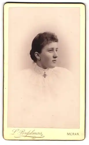 Fotografie L. Bresslmair, Meran, Junge Dame mit Kragenbrosche