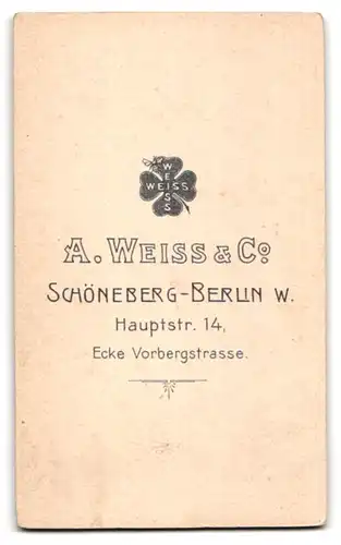 Fotografie A. Weiss & Co., Berlin-Schöneberg, Hauptstr. 14 Ecke Vorbergstr., Junger Mann im Anzug mit Krawatte