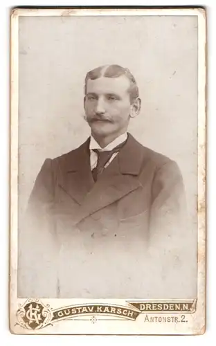 Fotografie Gustav Karsch, Dresden-N., Antonstr. 2, Elegant gekleideter Herr mit Schnauzbart