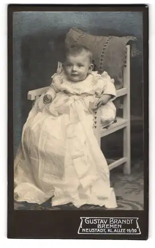 Fotografie Gustav Brandt, Bremen-Neustadt, Kl. Allee 19-20, Süsses Kleinkind im langen Kleid