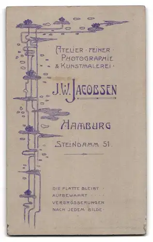 Fotografie J. W. Jacobsen, Hamburg, Steindamm 51, Süsses Kleinkind im weissen Kleid