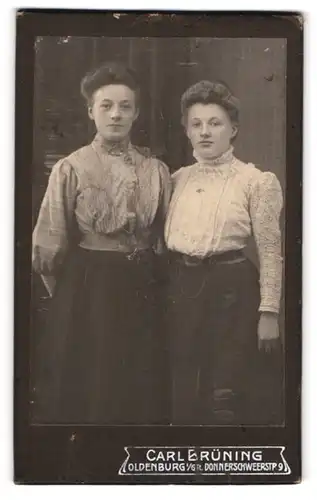 Fotografie Carl Brüning, Oldenburg i. Gr., Donnerschweerstr. 9, Zwei junge Damen in hübscher Kleidung
