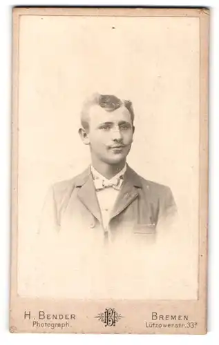 Fotografie H. Bender, Bremen, Lützowerstr. 33 a, Junger Herr im Anzug mit Fliege