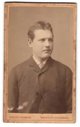 Fotografie Adolph Junghans, Magdeburg-Neustadt, Breiteweg 21, Junger Herr im Anzug mit Krawatte