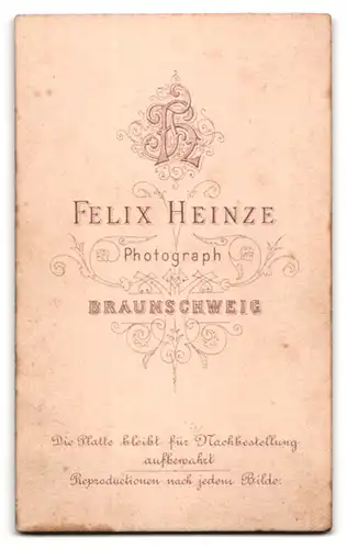 Fotografie Felix Heinze, Braunschweig, Junge Dame mit Hochsteckfrisur und Halskette