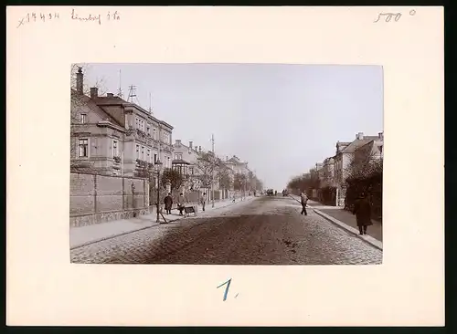 Fotografie Brück & Sohn Meissen, Ansicht Limbach i. Sa., Blick in die Bahnhofstrasse mit Wohnhäusern und Passanten