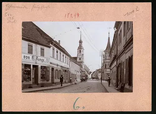 Fotografie Brück & Sohn Meissen, Ansicht Elsterwerda, Hauptstrasse mit Ladengeschäft H. Runge & Strassenansicht