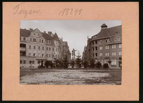 Fotografie Brück & Sohn Meissen, Ansicht Torgau / Elbe, Bahnhofstrasse mit Friedrich-Platz, Denkmal & Hotel