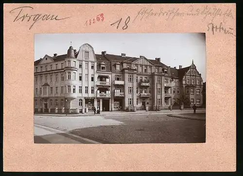 Fotografie Brück & Sohn Meissen, Ansicht Torgau / Elbe, Schulstrasse im Fischerdörfchen mit Laden Hamburger Kaffee Lager