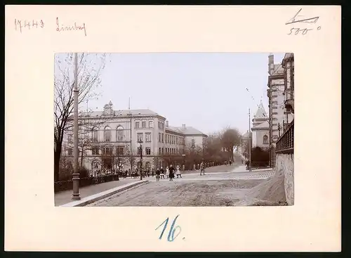 Fotografie Brück & Sohn Meissen, Ansicht Limbach i. Sa., Schulkinder am Strasseneck vor der Schule, Schulhaus