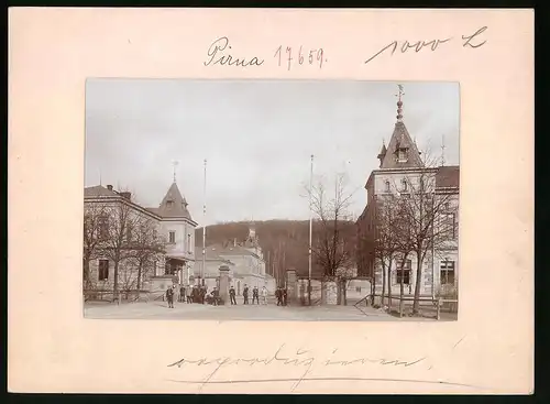 Fotografie Brück & Sohn Meissen, Ansicht Pirna, Eingang d. Kaserne des 1. Königlich Sächsischen Pionier-Bataillon Nr. 12