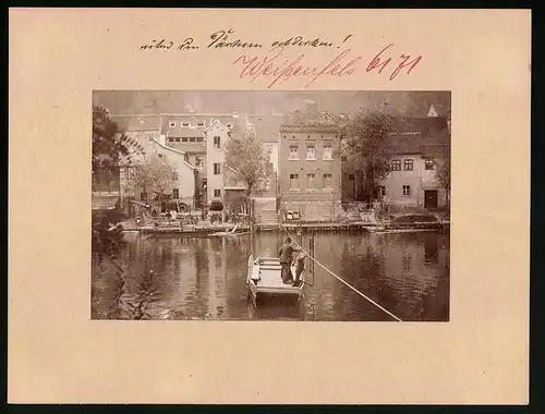 Fotografie Brück & Sohn Meissen, Ansicht Weissenfels, Saalefähre mit Uferpartie und Wohnhäusern