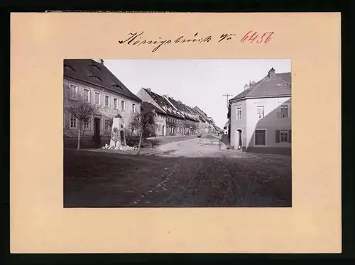 Fotografie Brück & Sohn Meissen, Ansicht Königsbrück, Schlossstrasse mit Kriegerdenkmal, Laden Schneidermeister A. Hartel