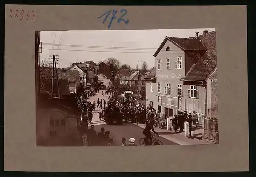 Fotografie Brück & Sohn Meissen, Ansicht Kuckau, Gasthof am Kloster, Kuckau - Panschwitz mit Menschenmassen