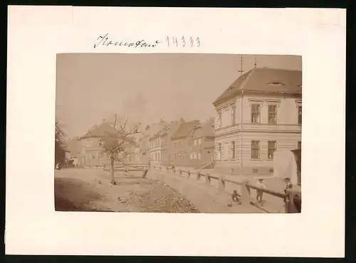 Fotografie Brück & Sohn Meissen, Ansicht Komotau, Sandgasse mit Wohnhäusern