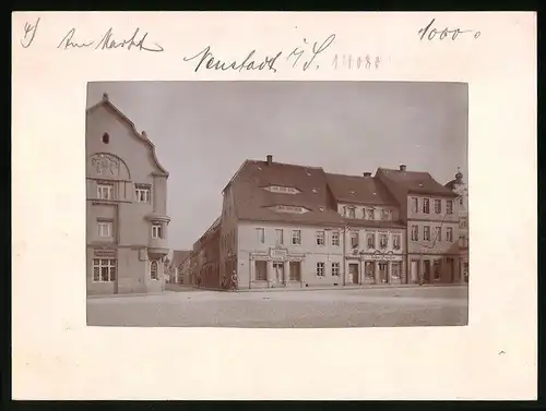 Fotografie Brück & Sohn Meissen, Ansicht Neustadt i. Sa., Marktplatz mit Papierhandlung Missbach & Laden von R. Puscher