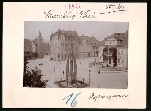 Fotografie Brück & Sohn Meissen, Ansicht Naumburg / Saale, Kaiser-Wilhelm-Platz mit Adler-Apotheke & Kriegerdenkmal