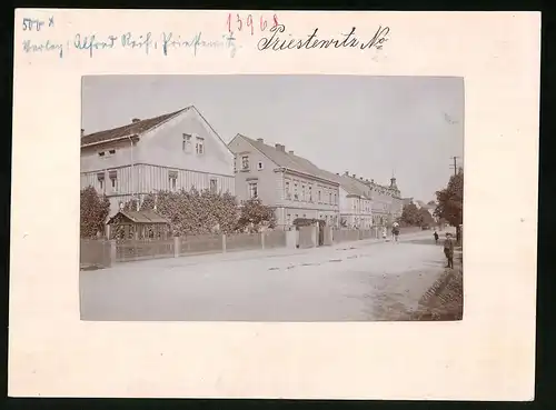 Fotografie Brück & Sohn Meissen, Ansicht Priestewitz, Strassenansicht mit Wohnhäusern