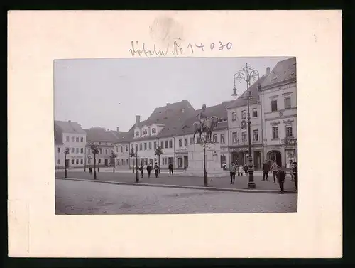 Fotografie Brück & Sohn Meissen, Ansicht Döbeln, Niedermarkt mit König Georg Denkmal und Ladengeschäften