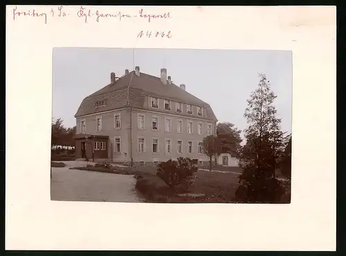 Fotografie Brück & Sohn Meissen, Ansicht Freiberg / Sachsen, Verwaltungsgebäude Kgl. Garnision-Lazarett