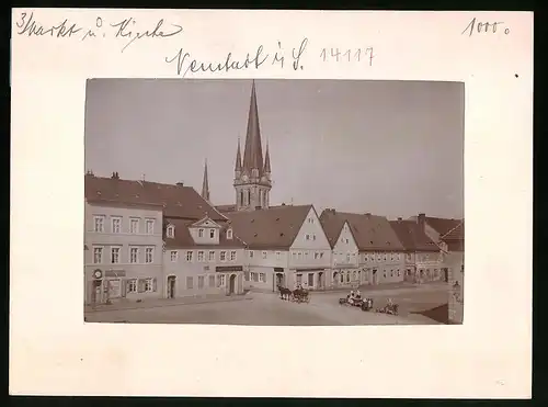 Fotografie Brück & Sohn Meissen, Ansicht Neustadt i. Sa., Marktplatz mit Apotheke, Cafe & Kirche