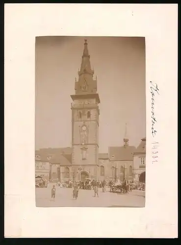 Fotografie Brück & Sohn Meissen, Ansicht Komotau, Markt und Dekanalkirche, Pferdefuhrwerk mit Kirchenglocke