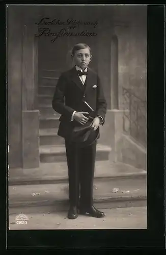 AK Glückwünsche zur Konfirmation, Junge im Anzug mit Hut und Gebetsbuch