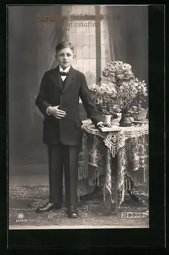 AK Glückwünsche zur Konfirmation, Junge mit Gebetsbuch neben Tisch voller Blumen