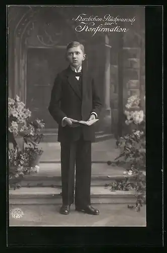 AK Glückwünsche zur Konfirmation, Junge im Anzug mit Gebetsbuch