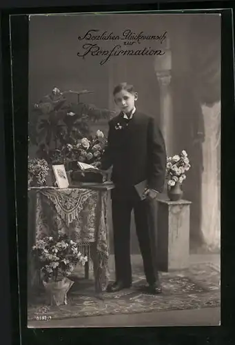 AK Glückwünsche zur Konfirmation, Junge im Anzug mit Gebetsbuch und Blumengeschenken