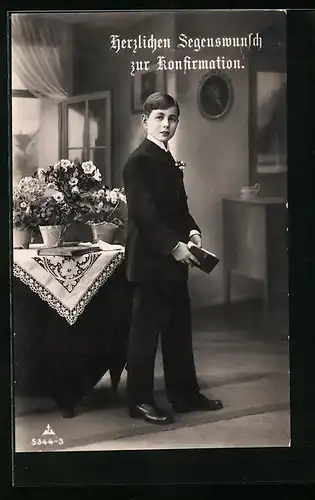 AK Glückwünsche zur Konfirmation, Junge im Anzug mit Gebetsbuch