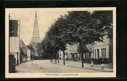 AK Travemünde, Kurgartenstrasse mit Blick auf Kirche