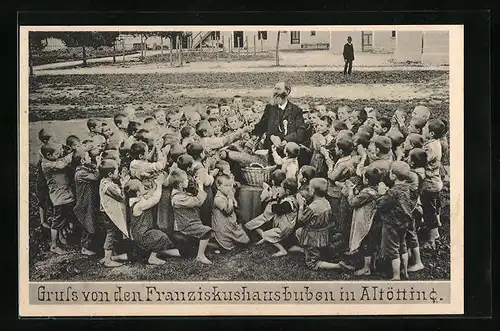 AK Altötting, Franziskushausbuben bei der Brotausgabe