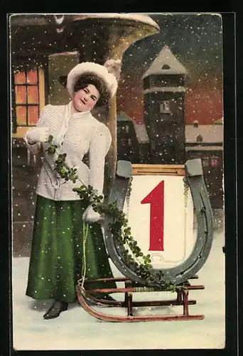 Künstler-AK Dame mit Schlitten, Glücksklee-Girlande und Hufeisen - Neujahrsgruss