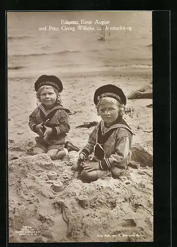 AK Erbprinz Ernst August und Prinz Georg Wilhelm von Braunschweig beim Spiel am Strand