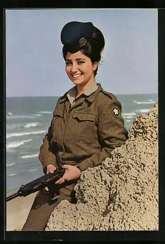 AK Israelische Soldatin mit MP am Strand